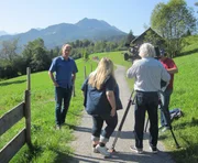 Herbert Knaup (links) mit dem BR-Fernsehteam.