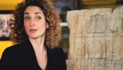 Stella (Melina Kanakaredes) begutachtet die Baupläne der Arche Noah des Mordopfers.