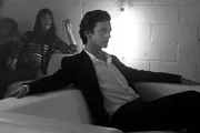 Guillaume Leanour (Olivier Chantreau), der Boss der Drogenmafia, eröffnet eine Lounge, in der die Kunden in stylischem Ambiente Drogen konsumieren können.
