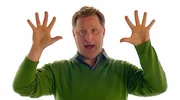 Bernd führt mit seinen Fingern einen magischen Zaubertrick vor.