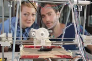 Revolutionieren 3D-Drucker die Welt? Die "X:enius"-Moderatoren Dörthe und Pierre fragen sich, wie ein solcher Drucker überhaupt funktioniert.
