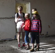 Die Sommerdetektive Markus Piir (Miikael Ainla), Emilia Piir (Liisa Koppel), Rosanna Maidla (Mariann Vilbre) und Karl Maidla (Mikk Kaasik; v.li.n.re.) sichern Beweismittel: Wem gehört der Knopf?