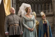 Baron Rivers (Robert Pugh, l.), Jacquetta Woodville (Janet McTeer, M.) sind stolz auf Elizabeth, die soeben zur neuen Königin Englands gekrönt wurde ...