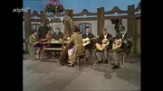 Der Volksliedsammler Wastl Fanderl geht in seinem Bilder- und Notenbüchl Liedern, Musikern und Traditionen der bairischen Volksmusik auf die Spur. In dieser Folge aus dem Jahr 1969 - erstmals in Farbe – geht es um Tiroler Traditionen an Heiligabend, Krippenfiguren und ihre Schnitzer sowie weihnachtliches Spielzeug, handgemacht im Haus einer Bauernfamilie. Dazu, wie immer, die passende Musik, ebenfalls selbstgemacht von Tiroler Volksmusikern.
