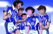 Tsubasa (2.v.r.) ist zurück und mittlerweile ein erfolgreicher Profifußballer in Brasilien. Er träumt davon, bald in einer europäischen Mannschaft spielen zu dürfen ...