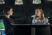 Thea (Willa Holland, l.), Laurel Lance (Katie Cassidy)