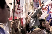 Auf einer Demo mit seinem Sohn kriegt René Saavedra (rechts, Gael García Bernal) schließlich zu spüren, wie hart der Staat durchzugreifen bereit ist.