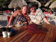 Curacao-Altauswanderer Peter und Susann Kleuters sind vor sieben Jahren aus Aachen auf die Karibikinsel ausgewandert - voller Hoffnung. Heute wissen sie, dass Kleinunternehmer hier keine Chance haben.