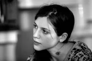 Clara (Pénélope-Rose Lévèque) greift ihren alleinerziehenden Vater Michel scharf an.