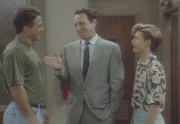 Jerry (Sal Viscuso, M.) erklärt sich Tony (Tony Danza, l.) gegenüber bereit, Jonathan (Danny Pintauro) als Baseball-Eleven zu nehmen.