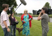 NDR Fernsehen EINE SOMMERREISE ENTLANG DER OSTE, "die nordstory", am Freitag (09.09.11) um 20:15 Uhr.
Auch Kultfigur Lilo Wanders hat hinterm Deich ein zweites Zuhause gefunden und öffnet dem NDR Fernsehen die Türen zu ihrem privaten Garten Eden.
v.l.: Bertram Havemann, Ines Stab, Lilo Wanders und Michael Uphoff.