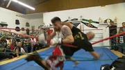 Zwei Kämpfer der Osmanen Germania gehen im Ring aufeinander los. Die Osmanen Germania bezeichnen sich selbst als "Boxclub“.