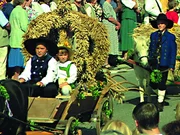 Erntedank in Kößlarn. Die Erntekrone auf den Pferdewagen ist aus den verschiedenen Getreidesorten des Rottals gebunden.