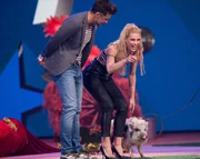 Ich glaub mein Schwein pfeift! Moderator Wayne Carpendale und Jurymitglied Michelle Hunziker amüsieren sich köstlich über das Talent des Schweins - ist es jedoch originell genug für den Einzug ins Finale?