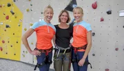 Kati und Rike van der Weerd mit Klettertrainerin Nina Neumann.