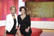 Auf der Couch erwarten Sandra Maria Gronewald und Lissy Ishag den Comedian Lutz van der Horst. Die beiden Moderatorinnen präsentieren gemeinsam die ungewöhnlichsten und witzigsten Geschichten des Jahres in "hallo deutschland Emotionen 2016".