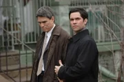 Bei seine Recherchen stößt Scott Valens (Danny Pino, r.) auf Manny Fernandez (Marco Rodriguez, l.) ...