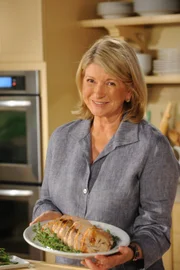 Martha Stewart präsentiert drei Rezepte mit unterschiedlichen Techniken und kocht einen Rippenbraten, einen Kronenbraten vom Schwein sowie eine gefüllte Putenbrust.