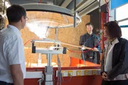 Der Entwicklungsingenieur Nicolas Boullet (li.) erklärt den „Xenius“-Moderatoren Adrian (Mi.) und Emilie (re.), wie der Solarofen funktioniert.