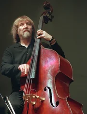 Der aus Viersen stammende Kontrabassist Ali Haurand (gest. 28.5.2018) spielte in zahlreichen Gruppen und Projekten, unter anderem in der Band "The Trio" und im "European Jazz Ensemble".