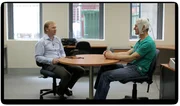 Neuropsychologe Dr. Donel Martin mit Ingolf Baur mit Denkkappe beim Gedächtnistest