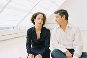 Bevor Gregor (Fritz Karl, r.) nach New York aufbricht, will er die Beziehung mit Elsa (Claudia Michelsen, l.) festigen. Obwohl beide eine schwierige Vergangenheit verbindet, ist er optimistisch.