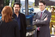 Agent Bates (Deidre Lovejoy, l.), Rossi (Joe Mantegna, M.) und Hotch (Thomas Gibson, r.) müssen das schiesswütiges Paar Ray und Sydney stoppen, bevor es weitere Opfer gibt ...