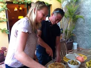 Die 32-jährige Nina Jahns hat sich im Urlaub Hals über Kopf verliebt - in den Spanier Alejandro. Seit neun Monaten führen sie eine Fernbeziehung, bei der Nina zwischen Deutschland und Gran Canaria pendelt. Jetzt will Nina endlich Nägel mit Köpfen machen und zieht zu ihrem Traummann.