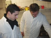 Neuwied am Rhein: Lebensmittelkontrolleur Hans Müller und Azubi Benedikt Reuschenbach im Einsatz ...