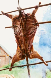 Lamm am selbtgebastelten Grill.