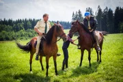 Für Polizeiobermeister Franz Hubert (Christian Tramitz, l.) und Martin Riedl (Paul Sedlmeir, r.) liegt das Glück der Erde definitiv nicht auf dem Rücken der Erde ...