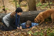 Eigentlich wollte Alex (Erica Durance, l.) nur ein wenig Ruhe im Wald finden, doch dann trifft sie auf den eingeklemmten Sam (Dylan Authors, r.). Kann sie ihn retten?