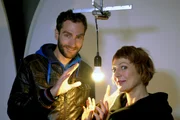 Die "Xenius"-Moderatoren Dörthe und Pierre im Lichtlabor der Hamburg Verkehrsanlagen GmbH. Im Lichtlabor werden moderne Leuchtmittel auf ihre Eignung für den öffentlichen Raum geprüft.