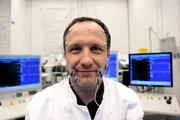 Dr. David Liebetanz von der Göttinger Universität zeigt anhand von Selbstexperimenten mit Elektroden, wie die Gesichtsmuskeln auf Stromstöße reagieren, welche durch Musik ausgelöst wurden.