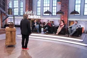 Linus Büttgen, Marcel Struck, Alexandra Brandner und Boris Schnitzler sitzen nebeneinander und beraten sich. Vor ihnen steht ein Verkäufer, der auf ein Angebot wartet.