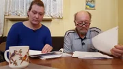 Unterstützung und Halt findet Stefanie bei ihrem Vater. Die Besuche bei ihm sind für sie Erholung vom Alltag mit ihrem alkoholkranken Mann.