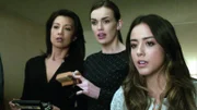 May (Ming-Na Wen, li.), Simmons (Elizabeth Henstridge, Mitte) und Skye (Chloe Bennet)