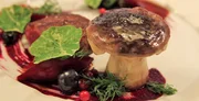 In seinem Restaurant serviert Amaro nur sorgfältig ausgewählte, einheimische Produkte, so wie dieses Rehgericht mit Buchweizen, Kapuzinerkresse und selbstgesammelten Pilzen.