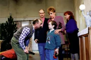 Das Unheil naht in Gestalt von Rosas Nichte und ihrer Familie.
Herbert und Rosa Trotzki, (Heinz Rennhack.li. und Christine Harbort,re.) begrüßen die lieben Verwandten Andreas (Lutz Reichert), Ulrike (April Hailer) und den kleinen Bommi (Marvin Beck, Mitte).