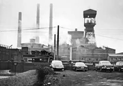 WDR Fernsehen WDR-DOK, "Als der Ruhrpott noch schwarz-weiß war Teil 2" Eine dreiteilige Archivcollage von Paul Hofmann, am Montag (21.06.10) um 00:15 Uhr.
Recklinghausen, 1965. Die Grubenbetriebe der Schachtanlage König Ludwig der bundeseigenen Ewald Kohle AG werden stillgelegt. Hier die Schachtanlage 4/5.