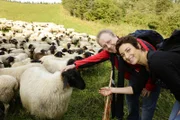 WDR Fernsehen MIT BOCK DURCHS LAND, "Folge 6 Vier Beine sind besser", am Mittwoch (24.06.15) um 21:00 Uhr.
Isabel Varell (l) und Kalle Pohl (r) ziehen mit Wanderschäfer Mailk Randolph und seiner Herde zwei Tage lang durch das Naturschutzgebiet Stilleking.