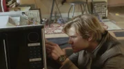 MacGyver (Lucas Till) und Jack suchen nach Riley, die verschwand, nachdem sie sich in die Computersysteme der NSA gehackt hatte. Bei der Suche stehen ihnen allerdings nur eine Mikrowelle und Klebeband zur Verfügung.