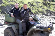 Tom Arnold (l.), Bear Grylls