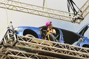 Beim zweiten Finalspiel (Halbfinale) "Fliegender Wechsel" muss Magdalena Kalley auf einem schmalen Podest in 15 Metern Höhe an einem Auto einen Reifen wechseln. Ihr am Boden zurückgebliebene Liebster muss dabei assistieren.