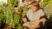Rona (Petra Kelling) findet heraus, dass Garwin hinter der Spinne steckt.