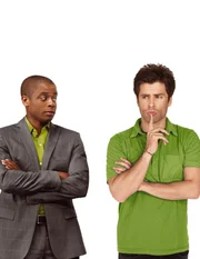 Shawn (James Roday, re.) gibt sich als Hellseher aus und klärt gemeinsam mit seinem Freund Burton Guster (Dule Hill) ungelöste Mordfälle auf...