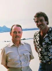 Tom Selleck als Magnum, re. und John Hillerman als Higgins