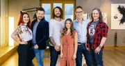 Die Experten: V.l: Beautycian Sara Pavo, Friseur Patrick Röhrig, Tätowierer Stefan Muler, Beautycian Melanie Miniaci und Schönheitsdoc Dr. Peter Kessler und Tätowierer Mario Rieger.