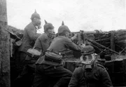 Deutsche Soldaten mit Gasmasken