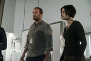 Jane (Jaimie Alexander, r.) und Weller (Sullivan Stapleton, l.) versuchen alles, den verschwundenen Roman wiederzufinden. Denn sollte er in die Hände von Sandstorm fallen, dann würde er schnell herausfinden, dass seine Schwester sein Gedächtnis gelöscht hat ...